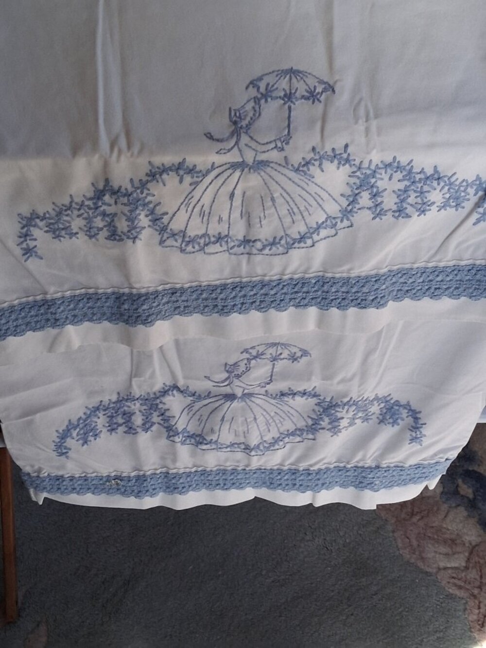 Vintage Hand‑Embroidered Southern Belle Pillowcase Set (4) Crochet Trim - Picture 6 of 11